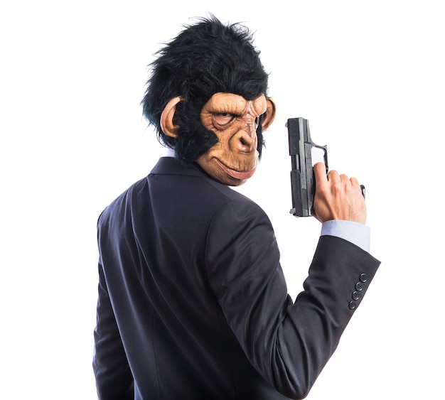 Bezpłatne zdjęcie mężczyzna małpa z pistoletem