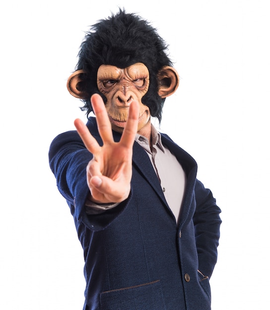 Bezpłatne zdjęcie mężczyzna małpy liczący trzy