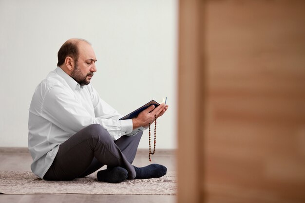 Mężczyzna modli się na podłodze w pomieszczeniu