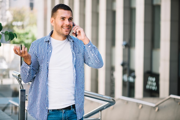 Mężczyzna mówiąc na telefon i gestykulacji