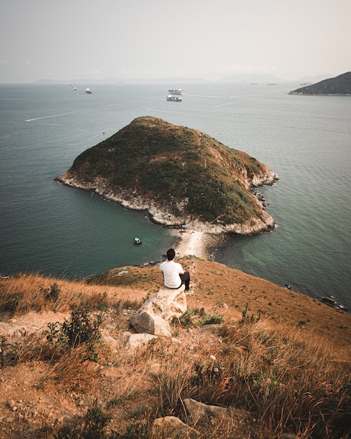 Bezpłatne zdjęcie mężczyzna na mount johnston w hongkongu, patrząc na wodę