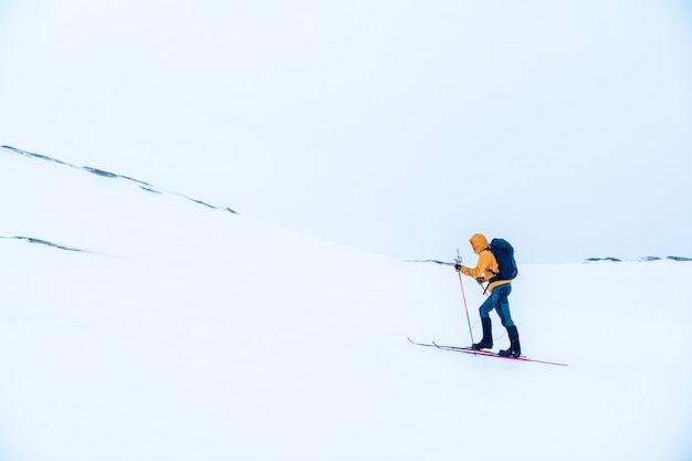 Bezpłatne zdjęcie mężczyzna na nartach w górach