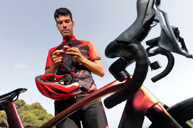 Bezpłatne zdjęcie mężczyzna na rowerze na świeżym powietrzu ze swoim rowerem