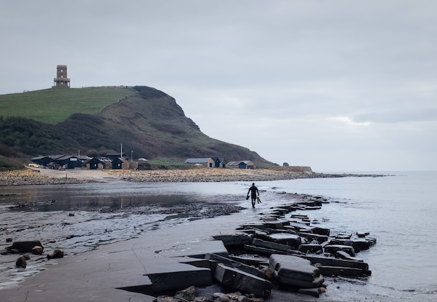 Bezpłatne zdjęcie mężczyzna na wybrzeżu dziedzictwa purbeck w swanage w wielkiej brytanii
