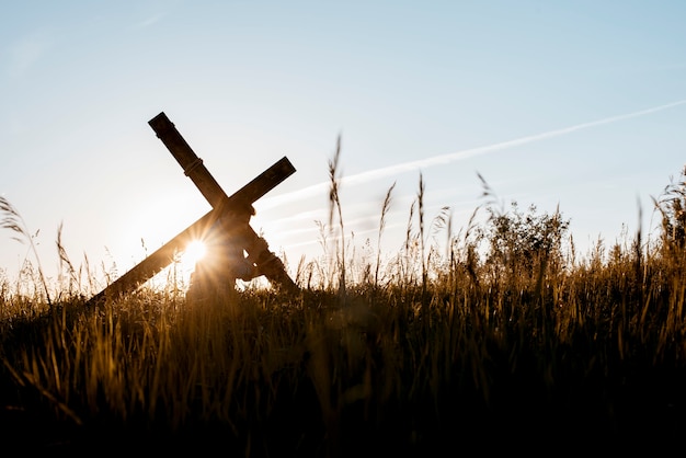 Bezpłatne zdjęcie mężczyzna niosący krzyż
