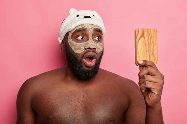 Mężczyzna Nosi Maskę Kosmetyczną Na Twarzy Do Pielęgnacji Skóry Dermatologii