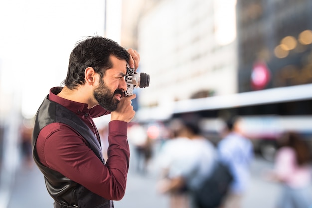 Mężczyzna noszenie kamizelki fotografowania