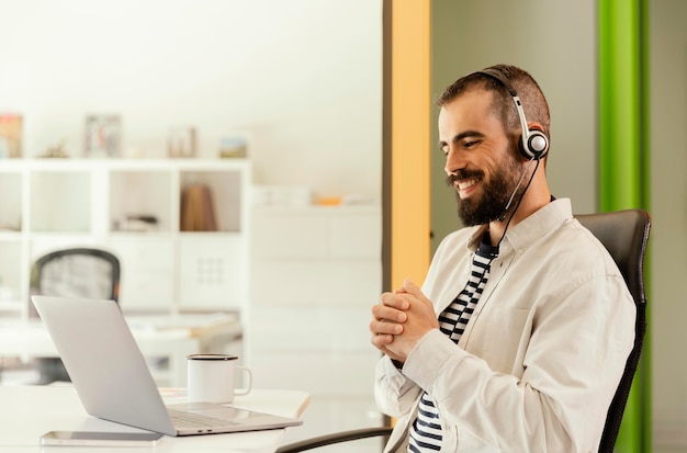 Bezpłatne zdjęcie mężczyzna o spotkanie online do pracy