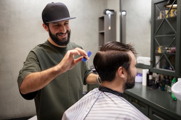 Bezpłatne zdjęcie mężczyzna obcinający włosy w salonie fryzjerskim4