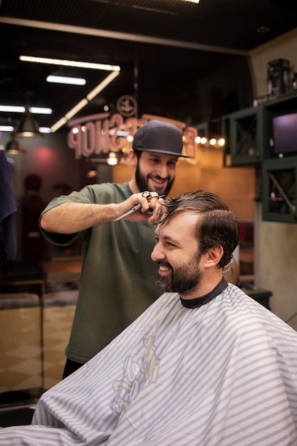 Mężczyzna obcinający włosy w salonie fryzjerskim4
