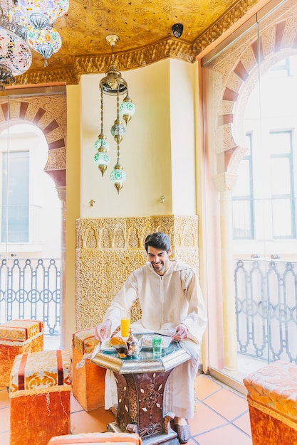 Mężczyzna obsiadanie w arabskiej restauraci