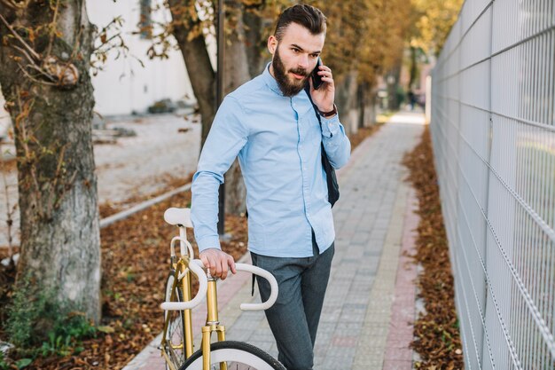 Mężczyzna opowiada na telefonie blisko ono fechtuje się