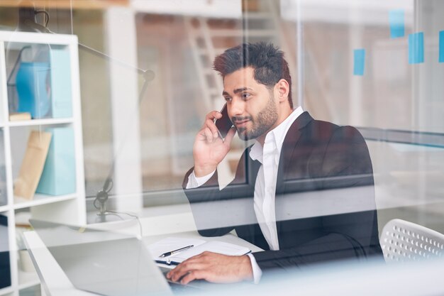 Mężczyzna Opowiada Telefonem Przy Biurem