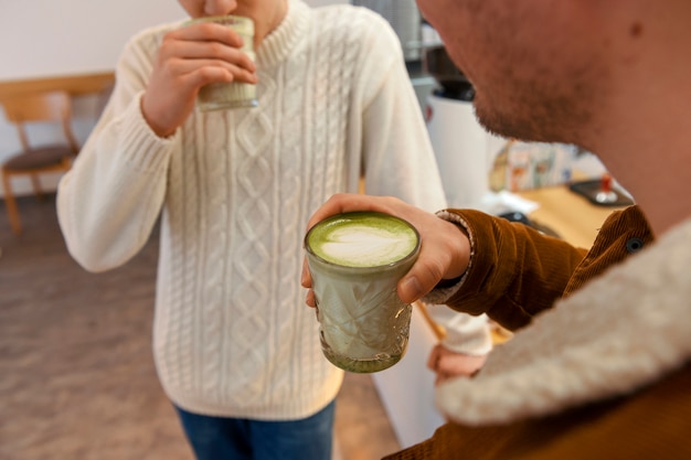 Bezpłatne zdjęcie mężczyzna pije herbatę matcha