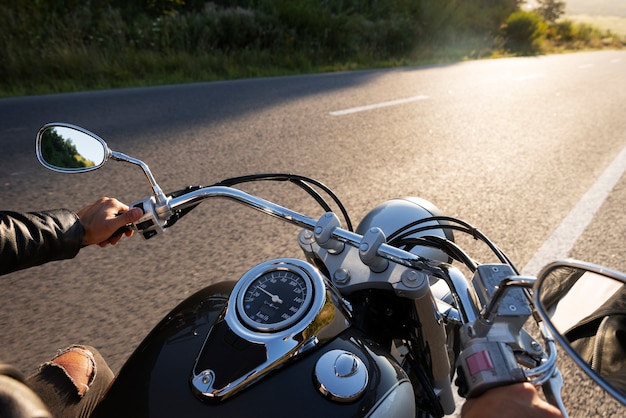 Mężczyzna pod dużym kątem jedzie na motocyklu