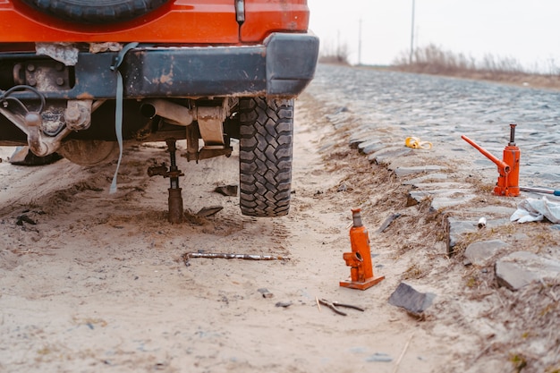 Mężczyzna podnosi na podnośniku 4x4 off road truck