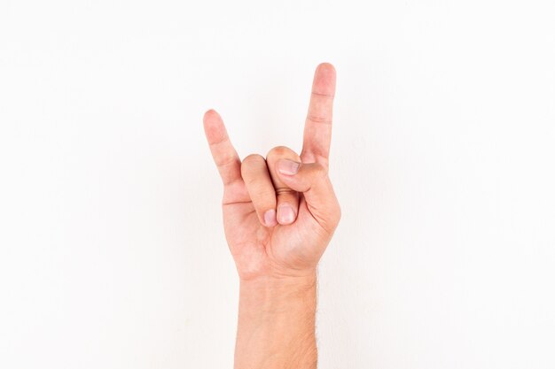 Mężczyzna pokazuje rock and roll ręki znaka gesta odgórnego widok