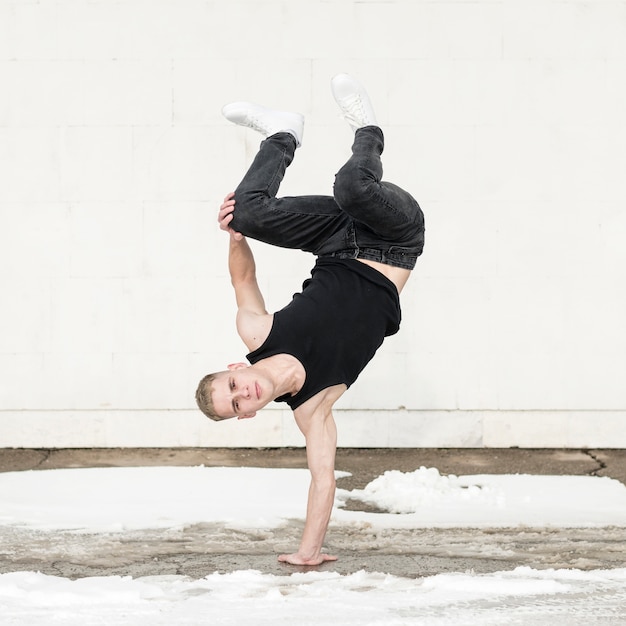 Bezpłatne zdjęcie mężczyzna pozuje hip hop outside