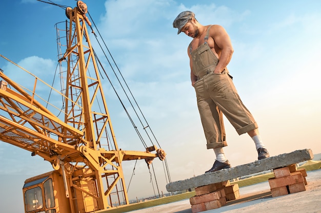 Mężczyzna pozycja na betonowej budowie na wysokości.