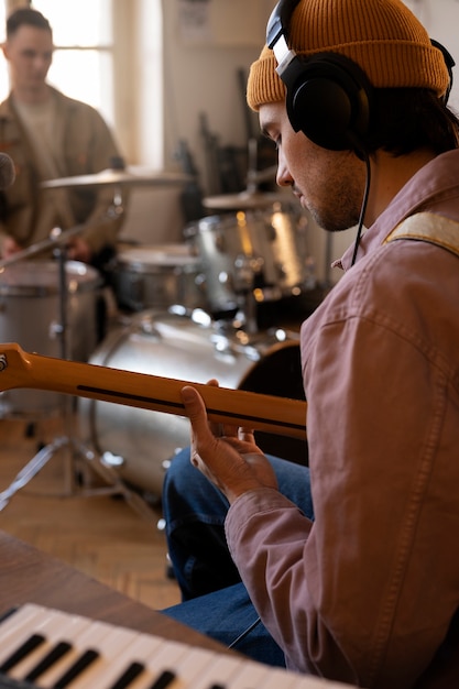 Bezpłatne zdjęcie mężczyzna pracujący nad muzyką w studiu z instrumentami