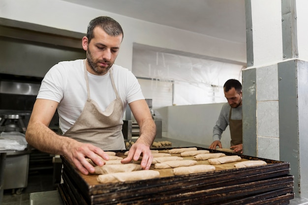 Bezpłatne zdjęcie mężczyzna pracujący w piekarni chleba