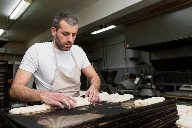 Mężczyzna Pracujący W Piekarni Chleba
