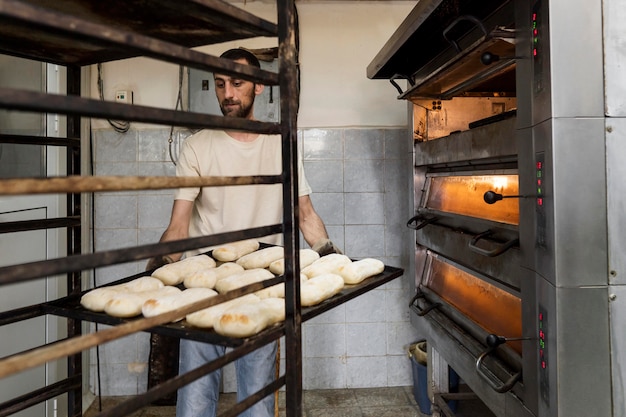 Mężczyzna pracujący w piekarni chleba