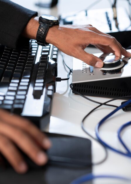 Mężczyzna pracujący w stacji radiowej ze specjalnym wyposażeniem