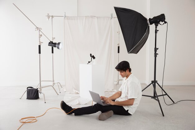 Mężczyzna pracujący w swoim studiu fotograficznym