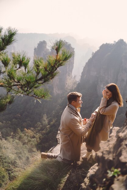 Mężczyzna proponuje dziewczynie w Zhangjiajie National Forest Park