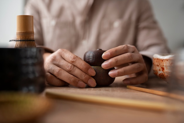 Mężczyzna przygotowuje widok z przodu herbaty matcha