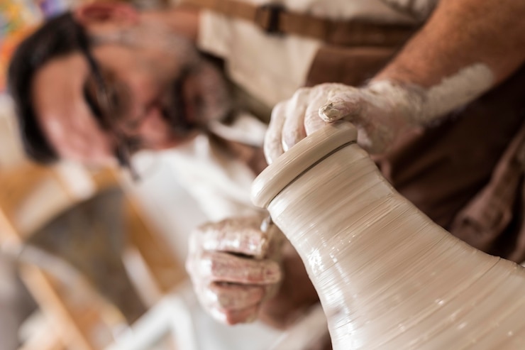 Bezpłatny plik Zdjęcie mężczyzna robi ceramikę z bliska