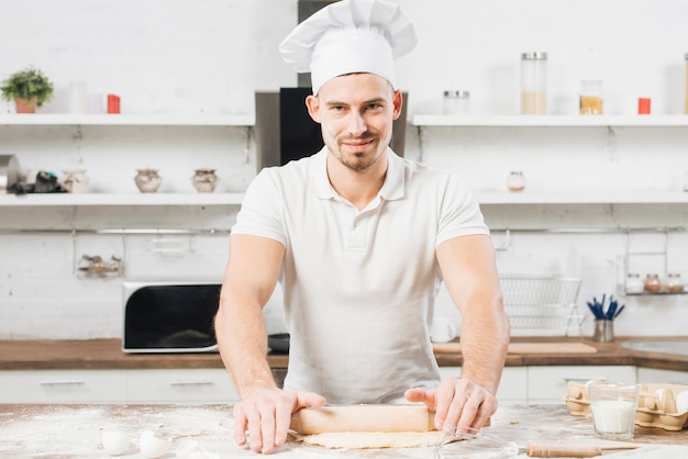 Bezpłatne zdjęcie mężczyzna robi pizzy ciastu