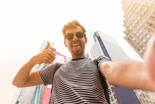 Bezpłatne zdjęcie mężczyzna robi selfie z jęzorem out