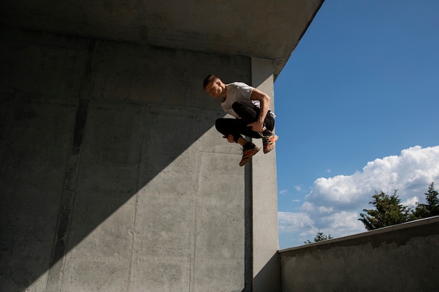 Mężczyzna robi trening parkour