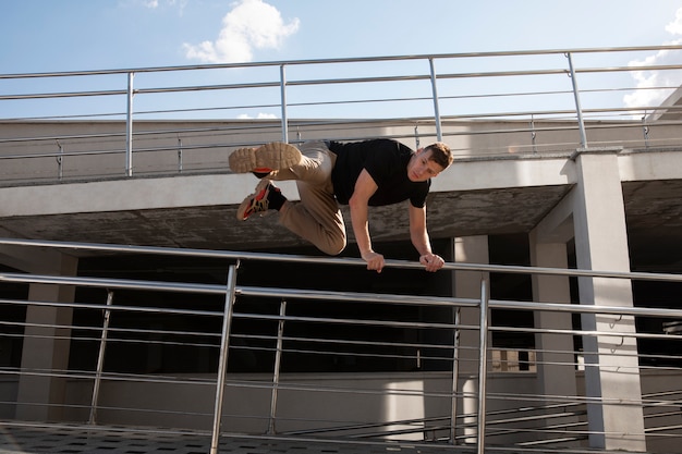 Mężczyzna robi trening parkour