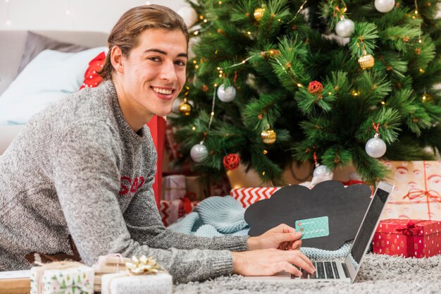 Mężczyzna robi zakupy online na Boże Narodzenie