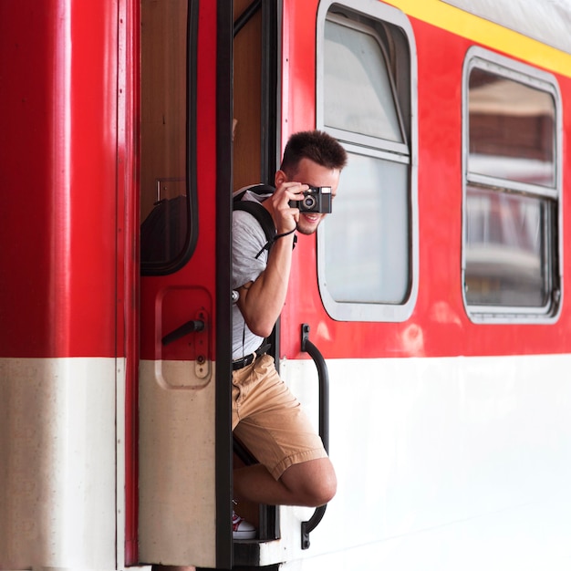 Mężczyzna robi zdjęcia z pociągu