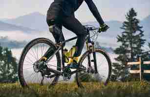 Bezpłatne zdjęcie mężczyzna rowerzysta jedzie na rowerze w górach