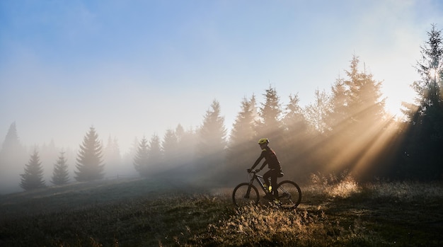 Mężczyzna rowerzysta jeżdżący na rowerze rano