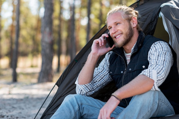 Mężczyzna rozmawia przez telefon w naturze