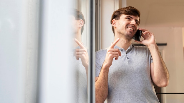 Mężczyzna rozmawia z klientem przez telefon