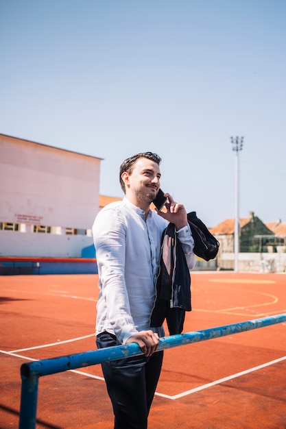 Bezpłatne zdjęcie mężczyzna rozmawia z telefonu komórkowego