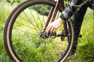 Bezpłatne zdjęcie mężczyzna rozwiązuje problem z generatywną ai koła rowerowego