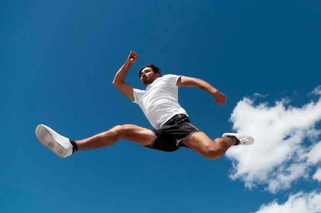 Mężczyzna skacze podczas uprawiania parkour