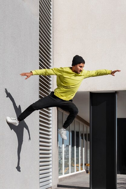 Mężczyzna skacze podczas uprawiania parkour