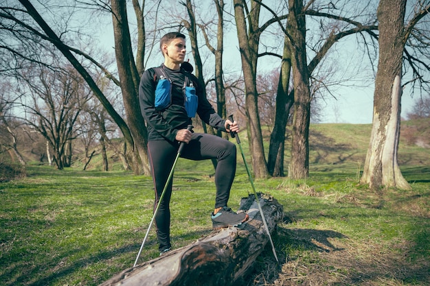 Bezpłatne zdjęcie mężczyzna sprawny sportowiec spaceru na świeżym powietrzu w przyrodzie.