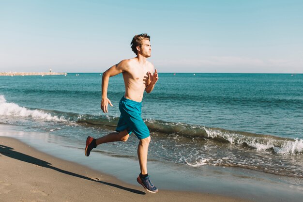 Mężczyzna sprint na plaży