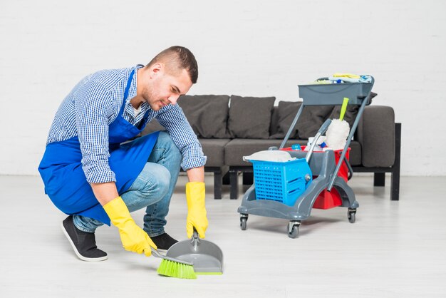 Mężczyzna sprząta swój dom