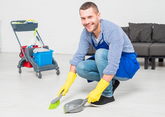 Mężczyzna sprząta swój dom
